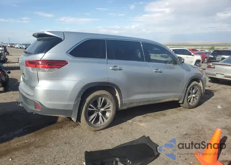 2019 Toyota Highlander Le z USA, uszkodzony, nr VIN 5TDBZRFHXKS738761